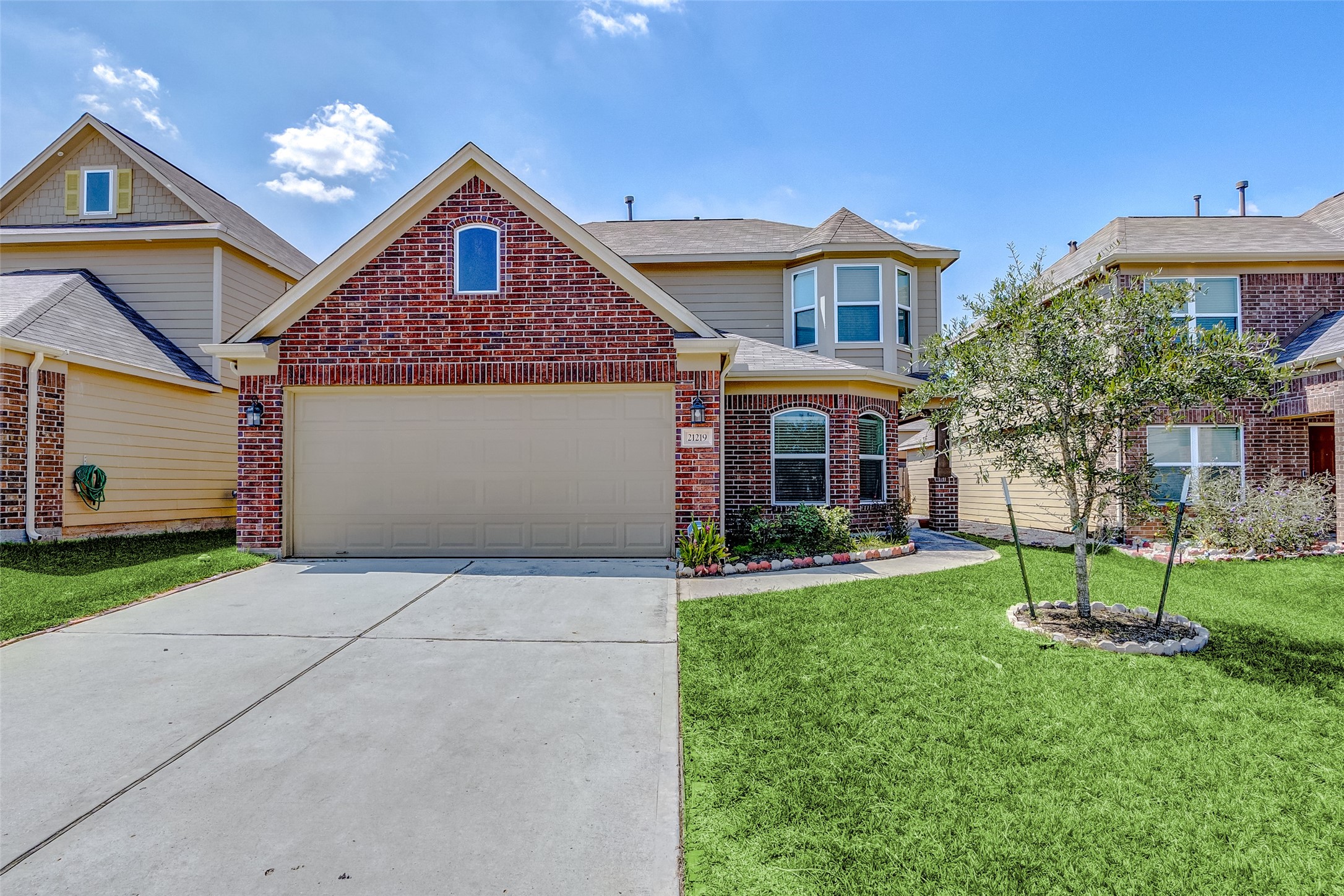 21219 Fox Hillside Way Property Photo 2