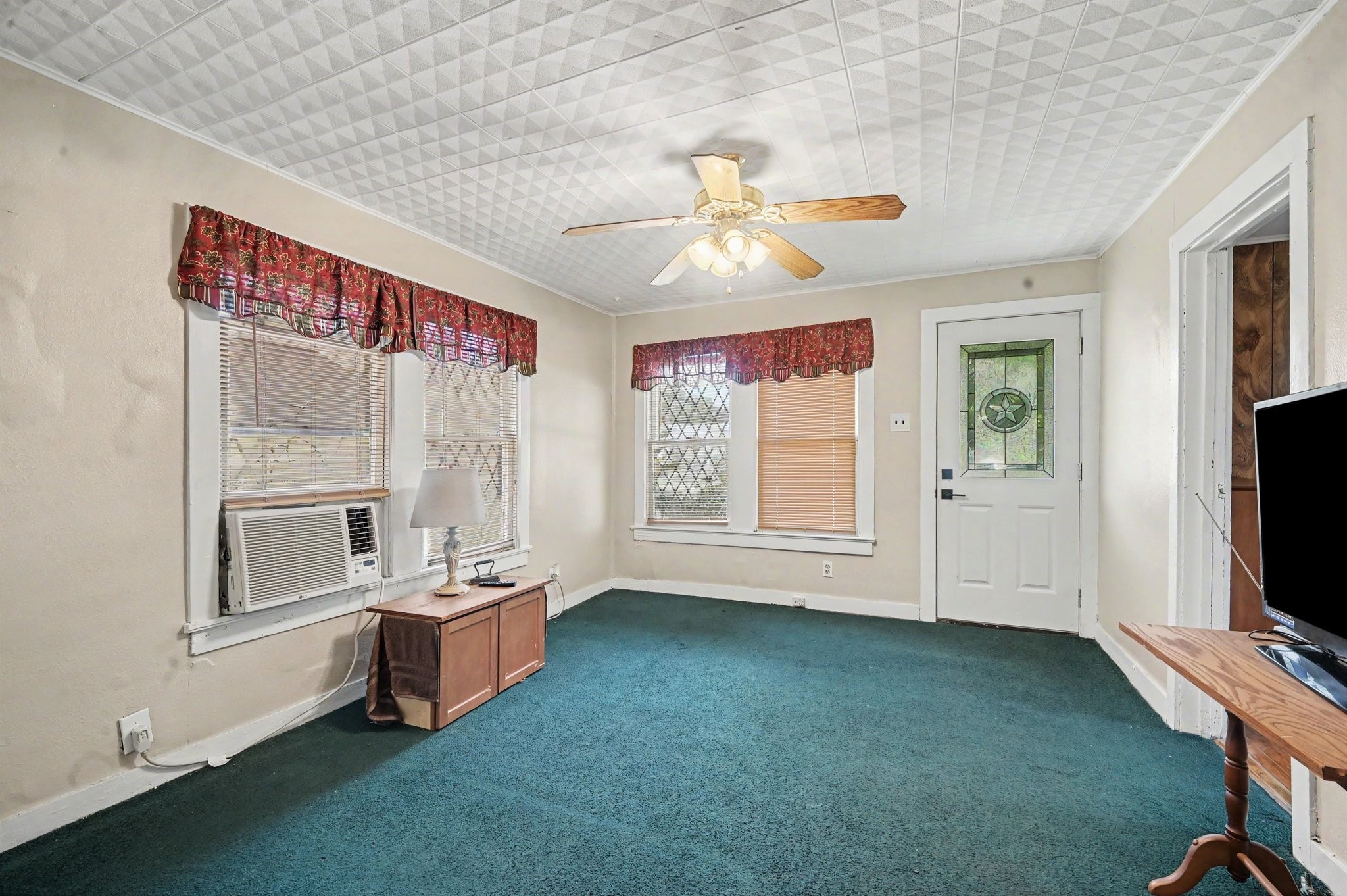 4810 Holly Ave Property Photo 6