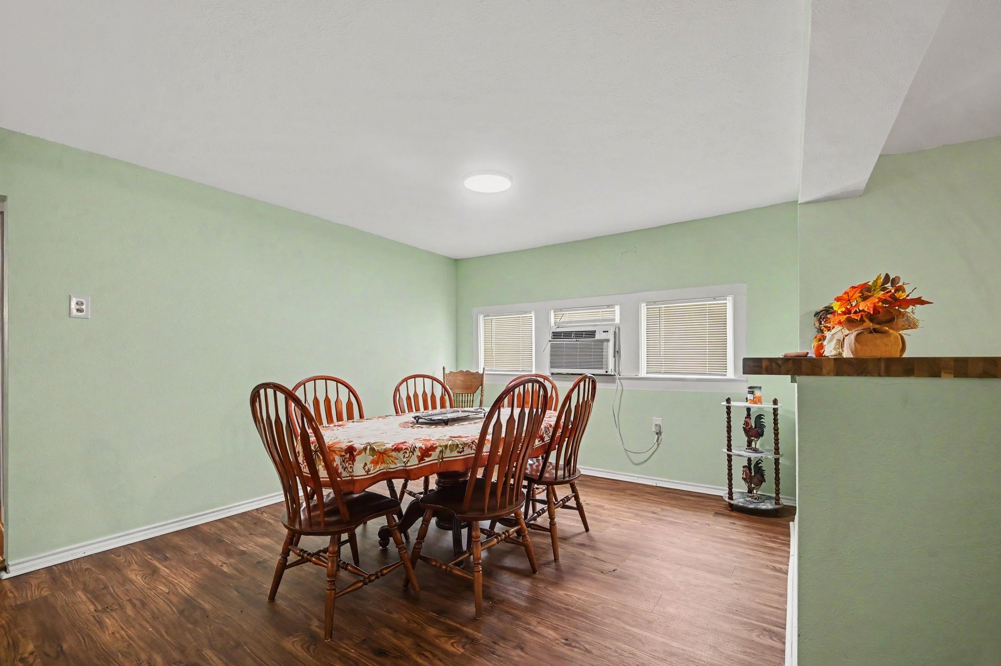 4810 Holly Ave Property Photo 7