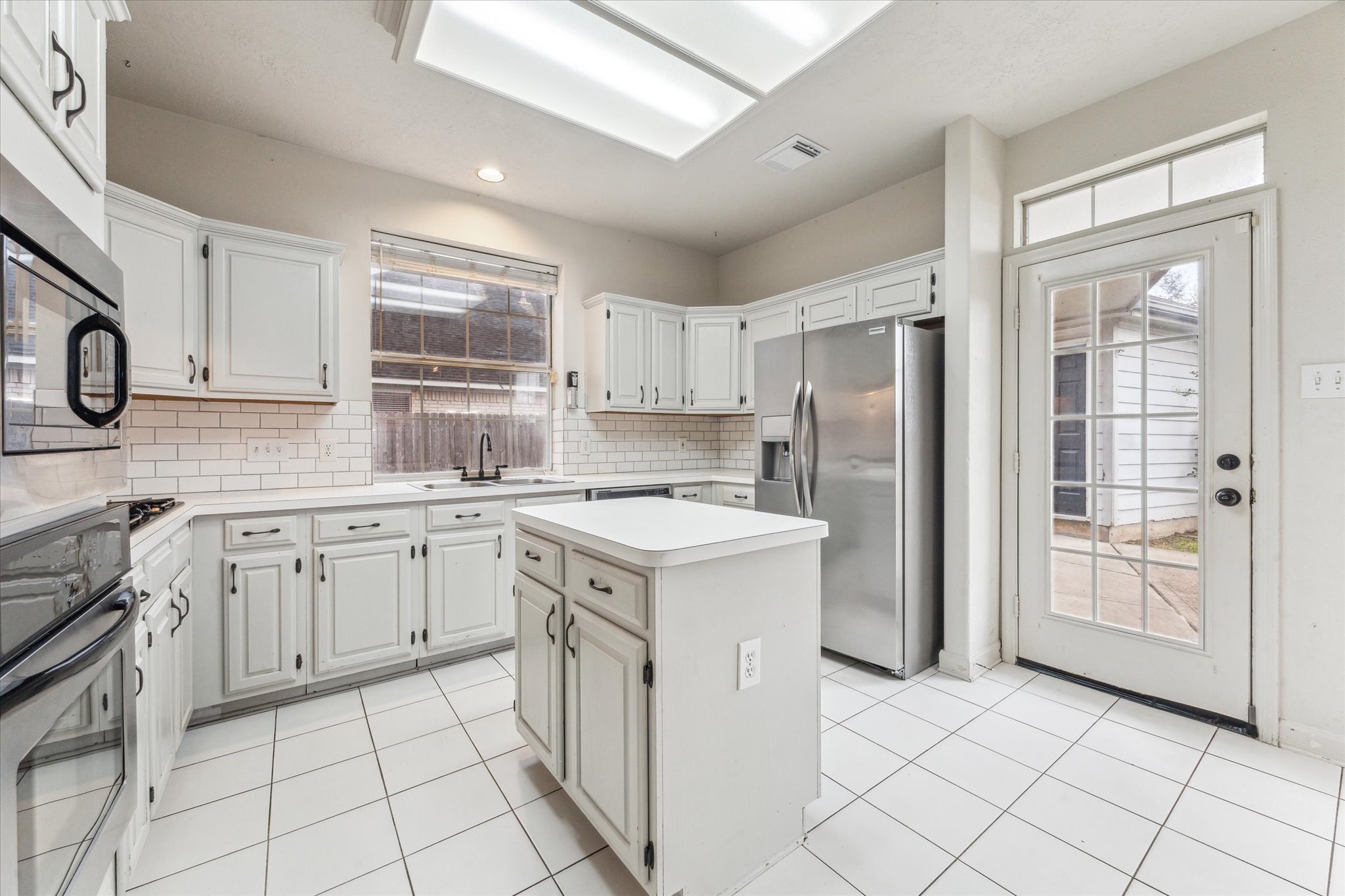 2212 Golden Sails Drive Property Photo 10