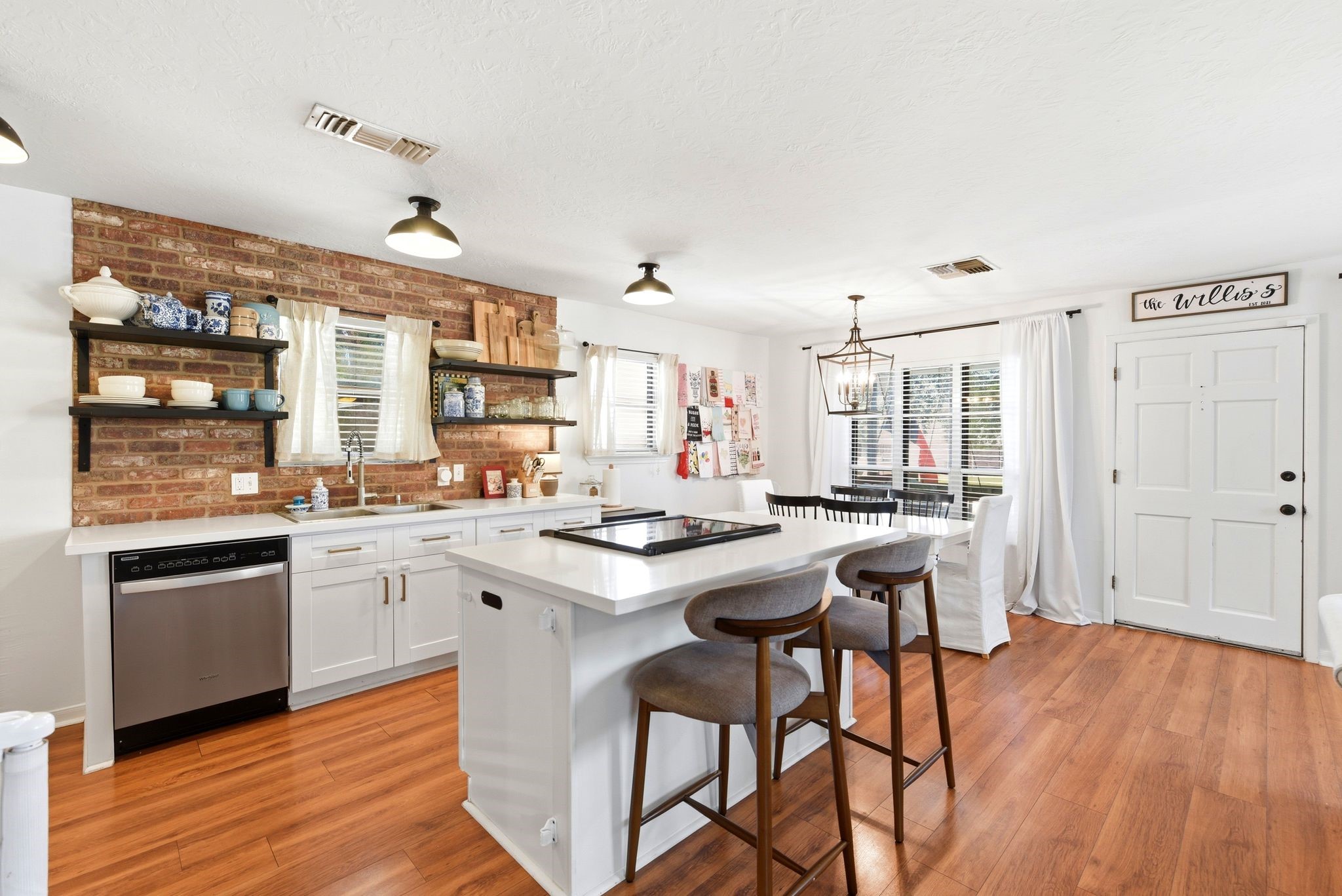 10707 Hillside Drive Property Photo 4