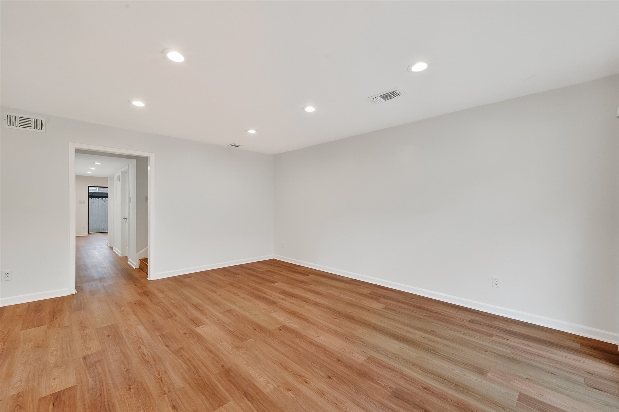 500 N Post Oak Lane Property Photo 4