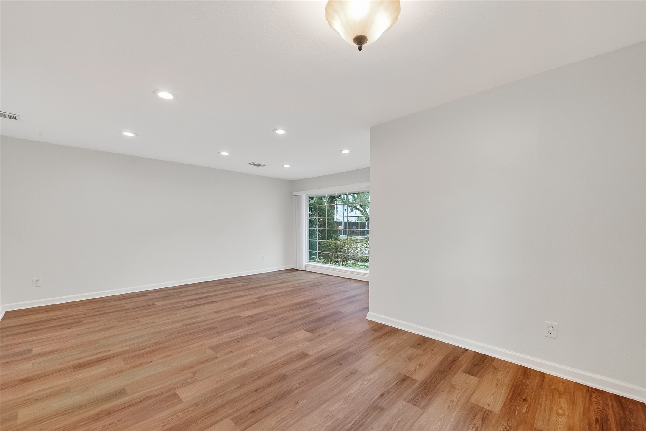 500 N Post Oak Lane Property Photo 8