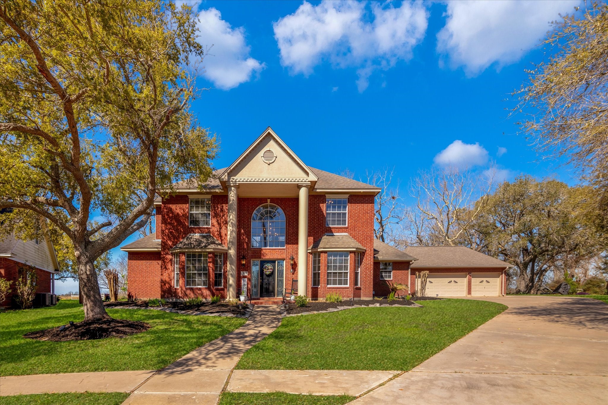 210 River Oaks Drive Property Photo