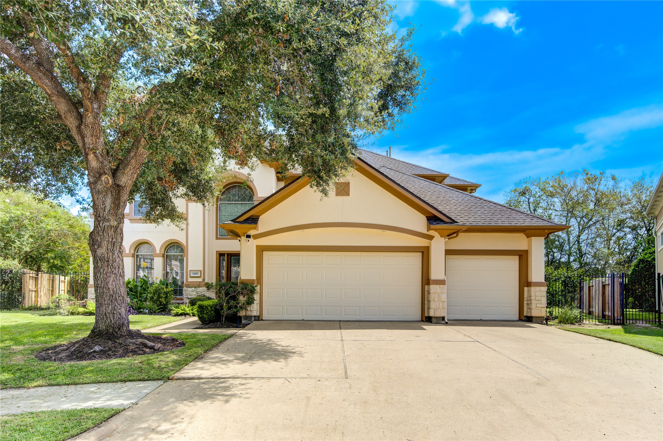 5207 Eagle Pointe Court Property Photo 3