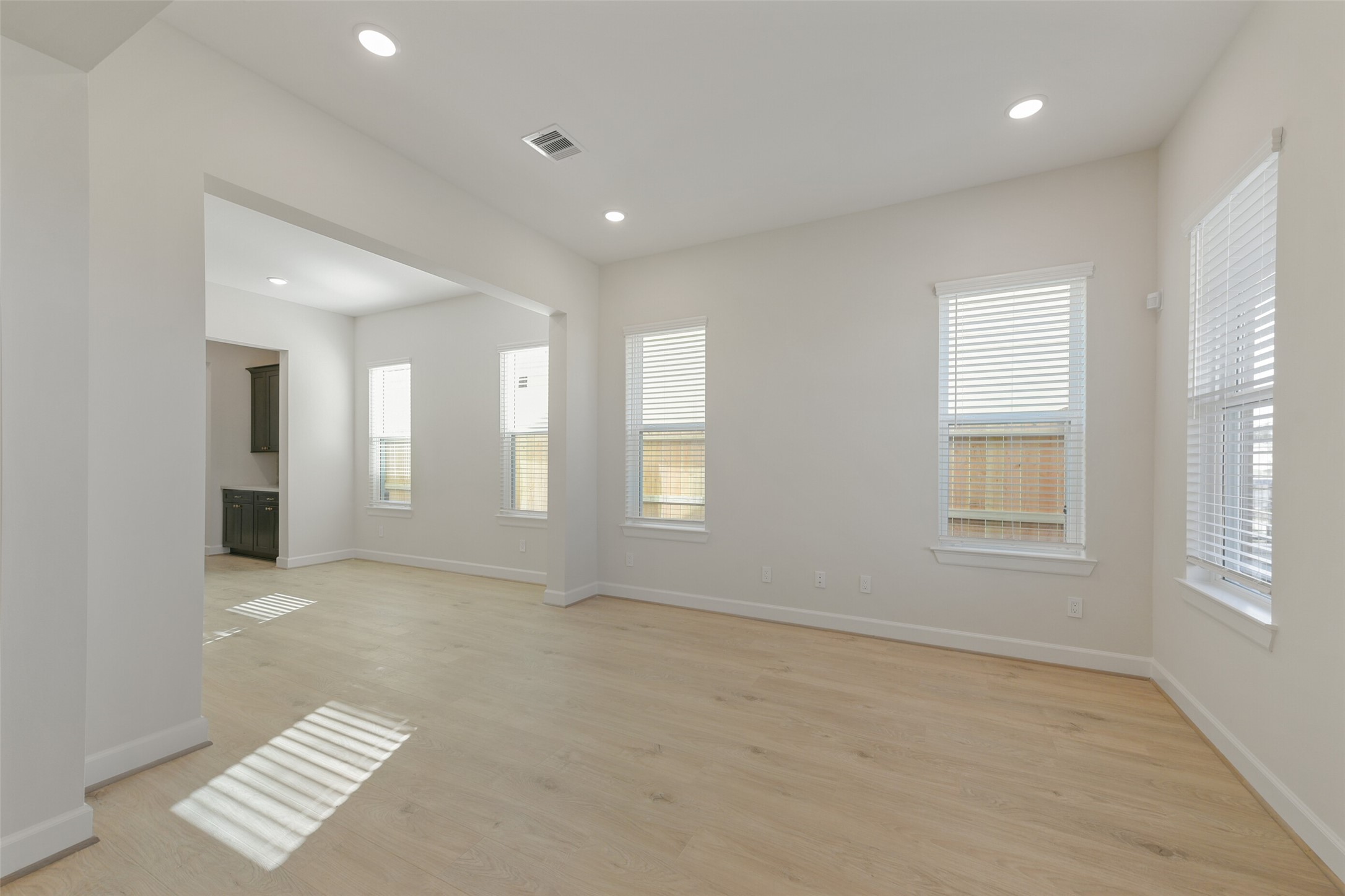 2513 S Houston Avenue Property Photo 5