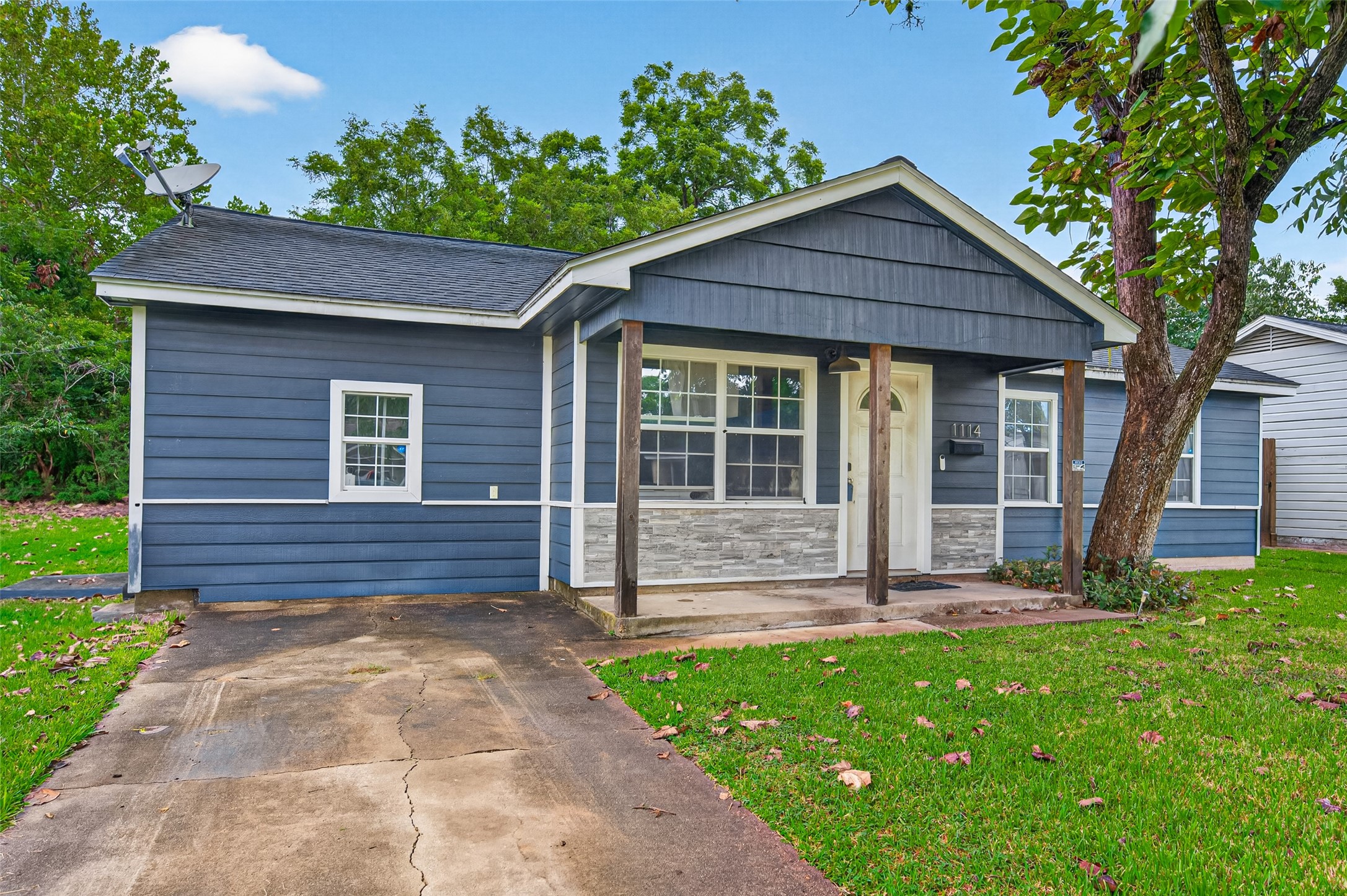 1114 Woodbine Drive Property Photo 1