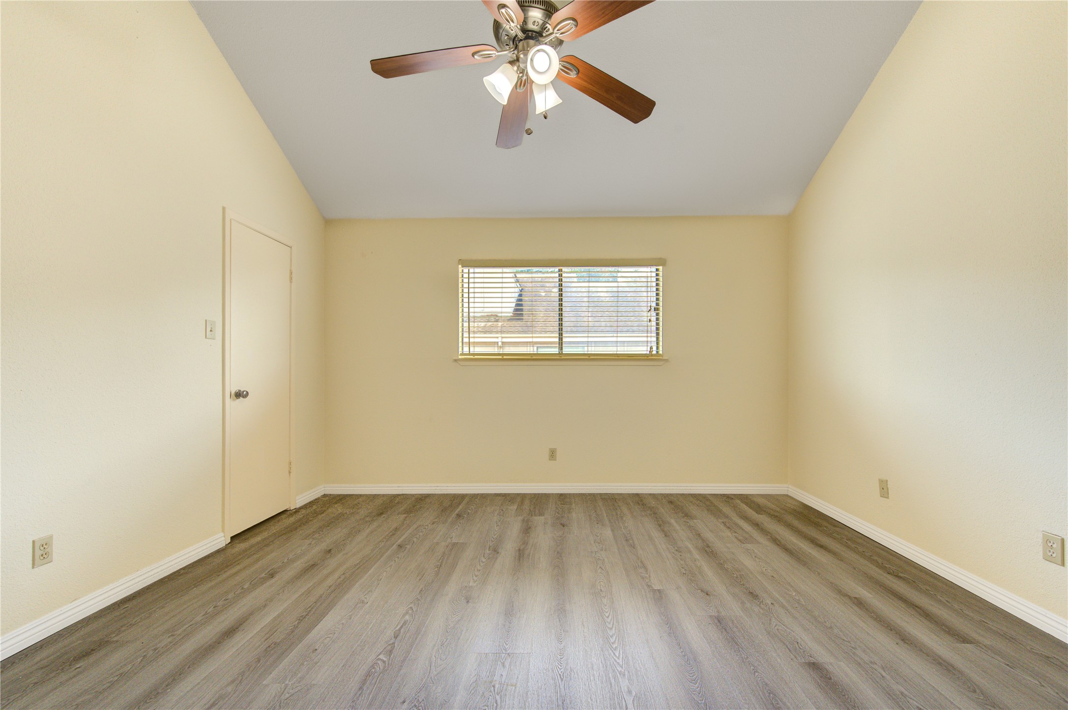 10811 Richmond Avenue 9 Property Photo 8