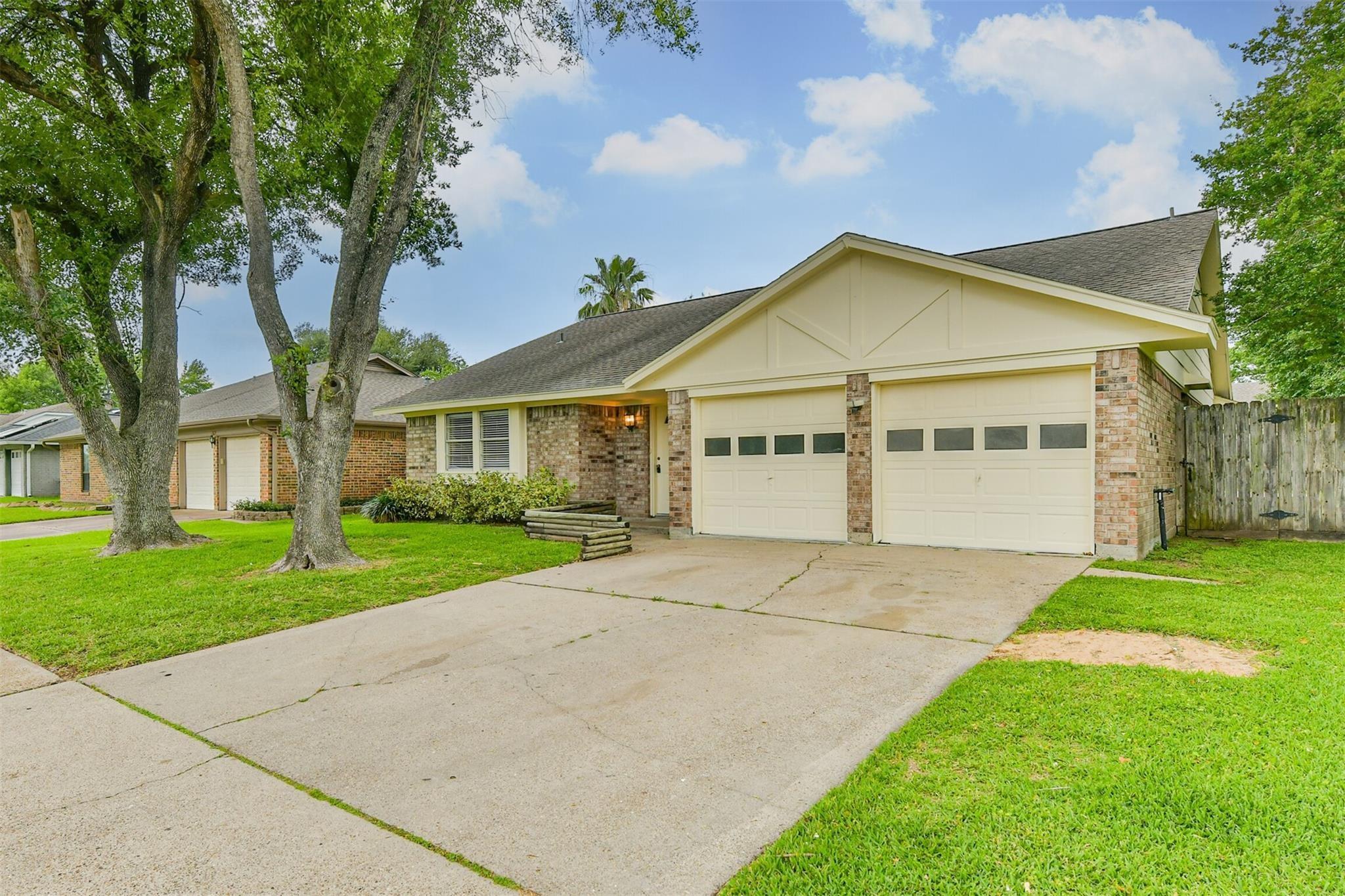 2230 E Clare Street Property Photo 2