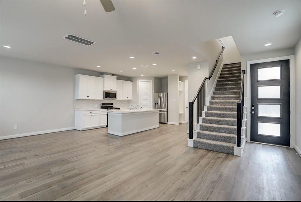 9826 Magnolia Village Lane Property Photo 4