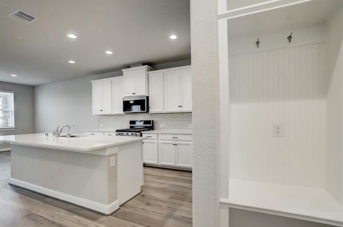 9826 Magnolia Village Lane Property Photo 6