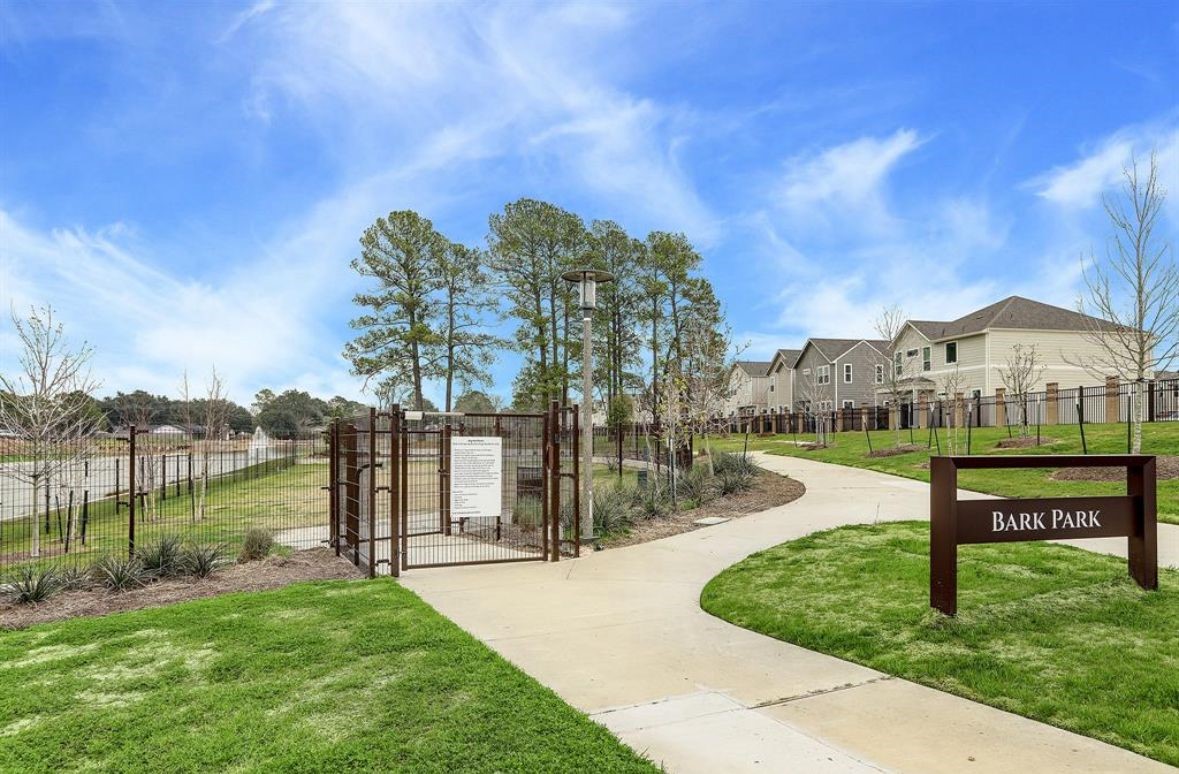 9826 Magnolia Village Lane Property Photo 18