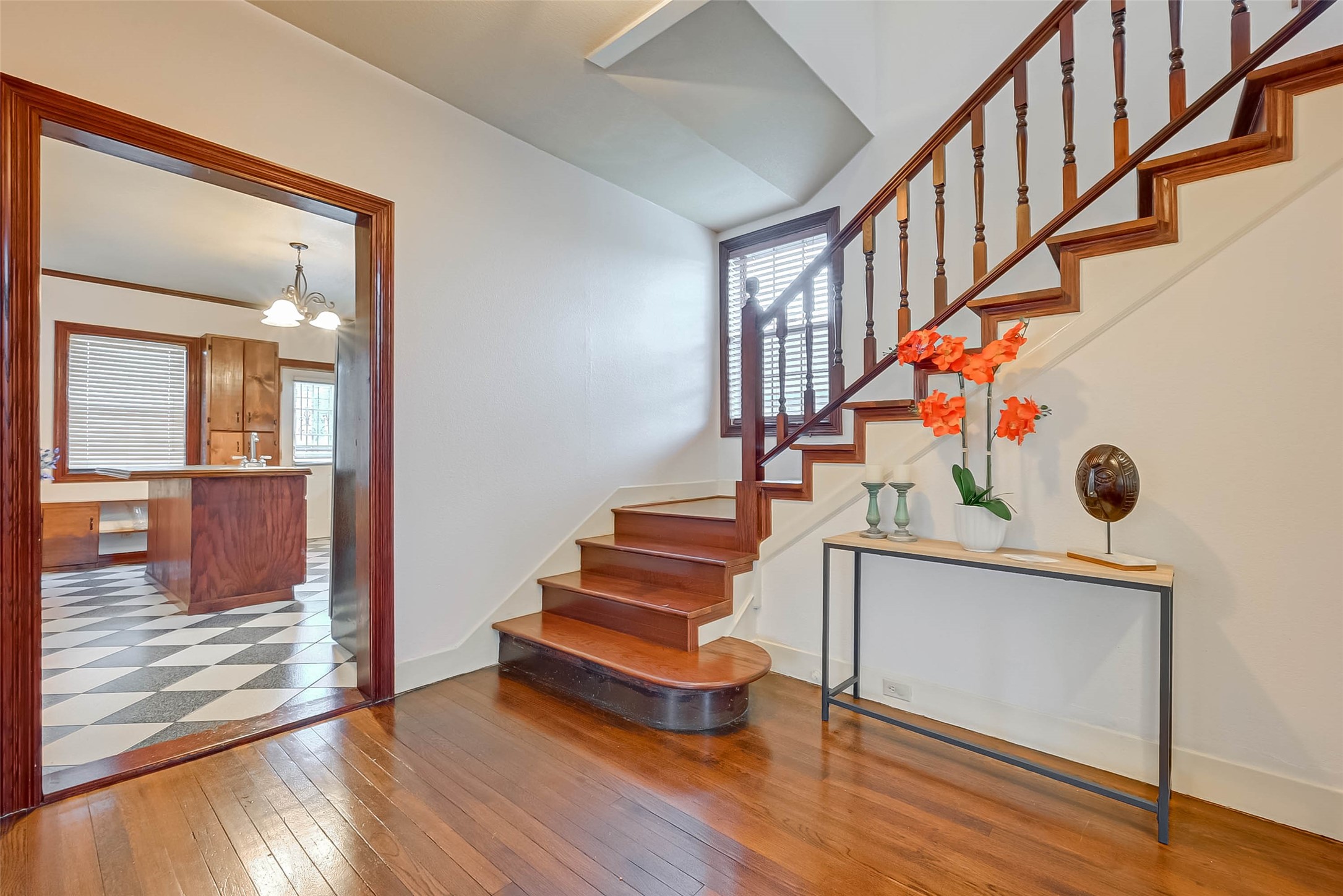 2412 Oakdale Street Property Photo 3