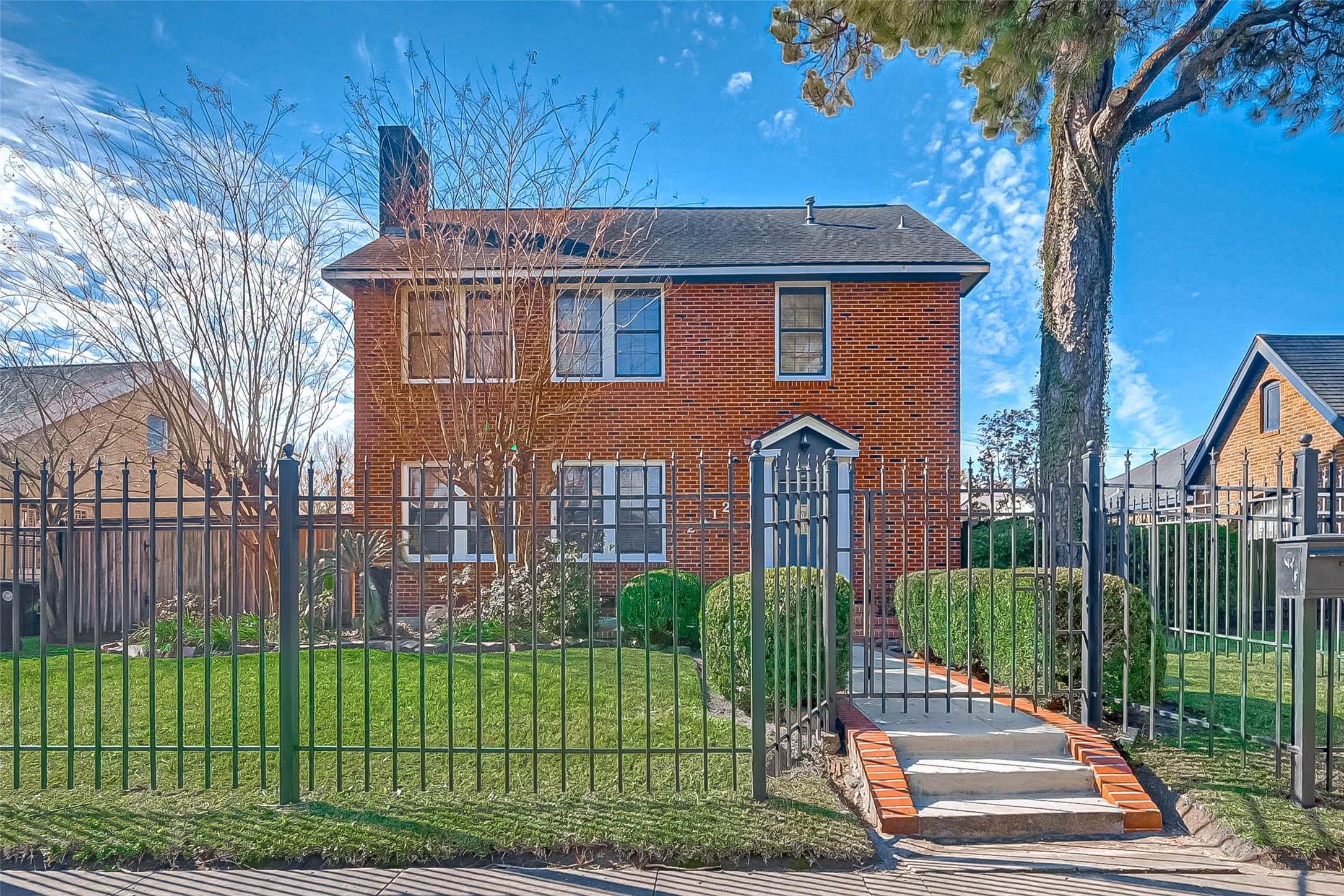 2412 Oakdale Street Property Photo 4