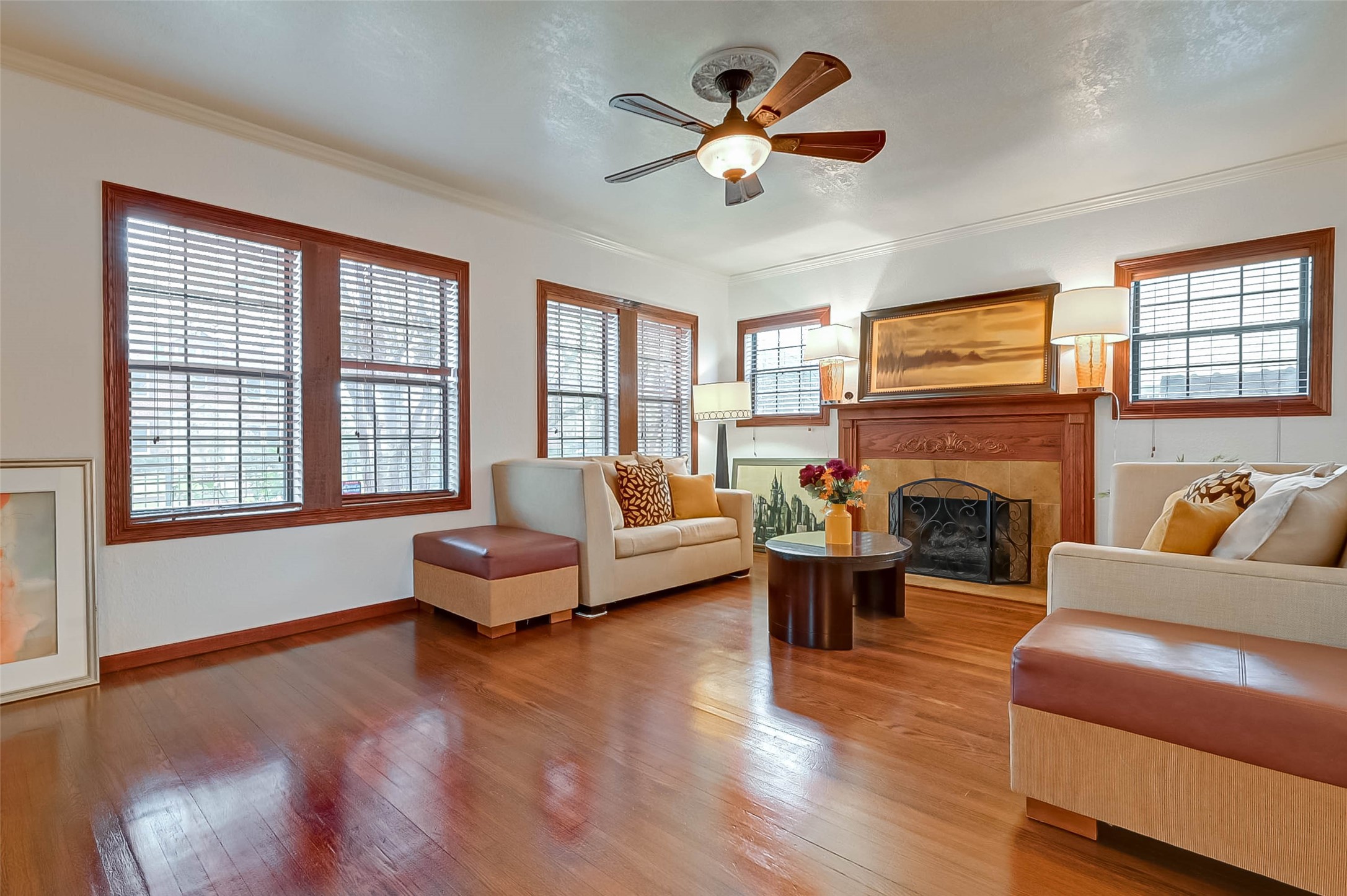 2412 Oakdale Street Property Photo 5