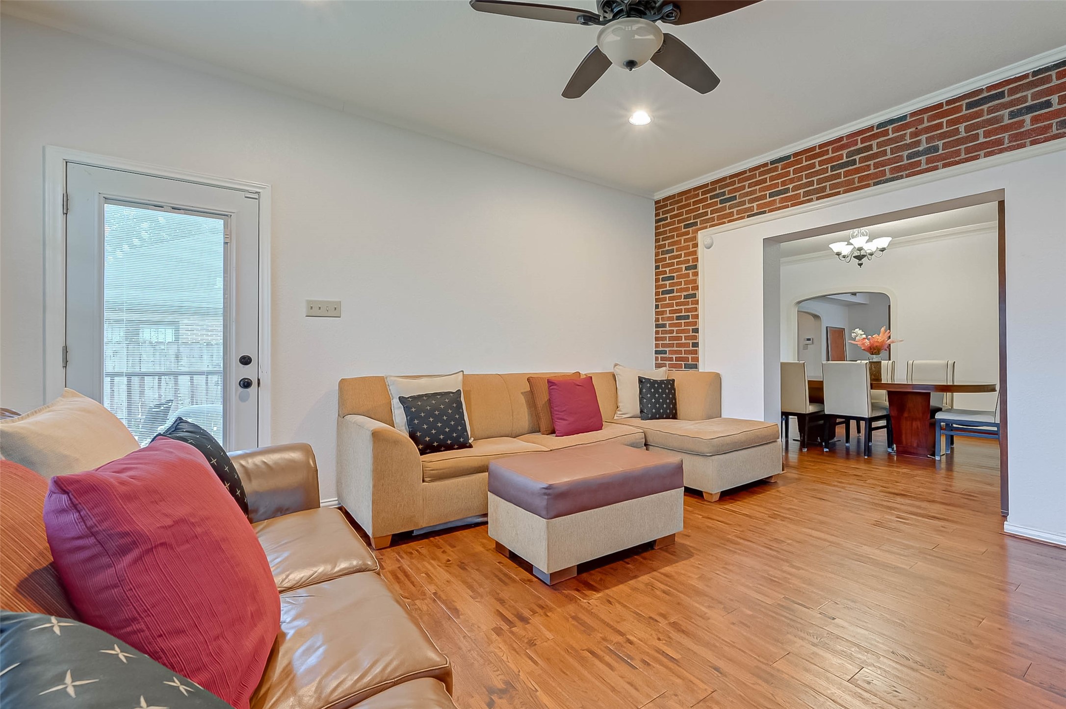 2412 Oakdale Street Property Photo 7