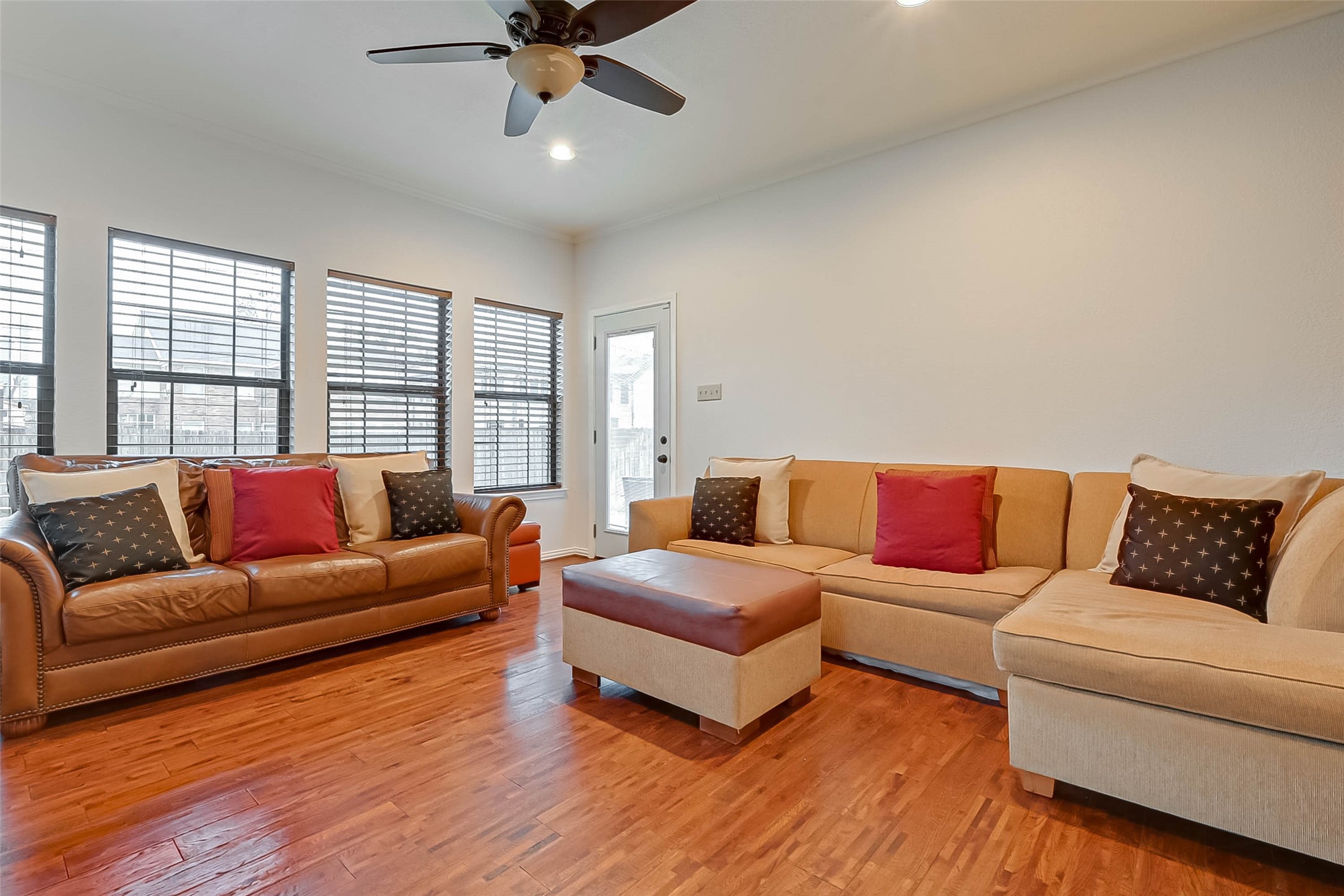 2412 Oakdale Street Property Photo 8