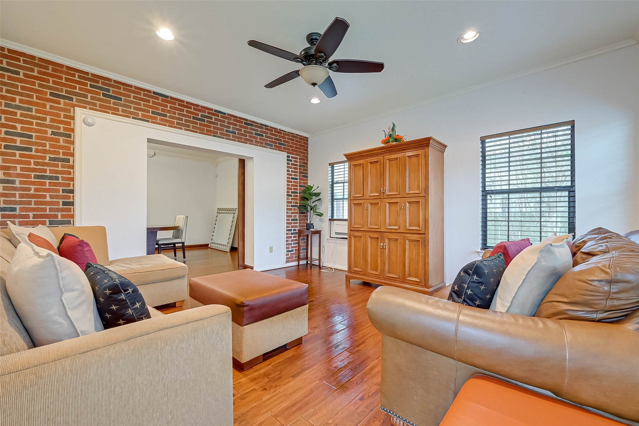 2412 Oakdale Street Property Photo 9