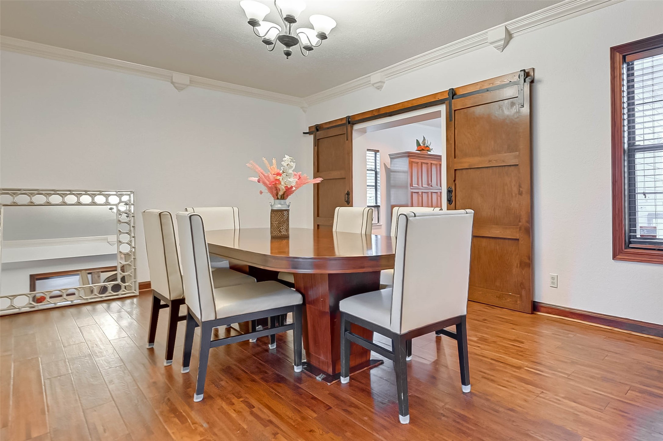 2412 Oakdale Street Property Photo 13