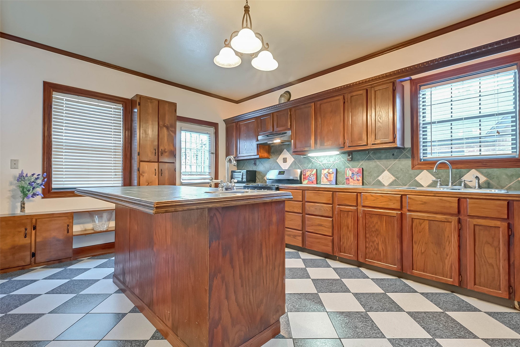 2412 Oakdale Street Property Photo 18