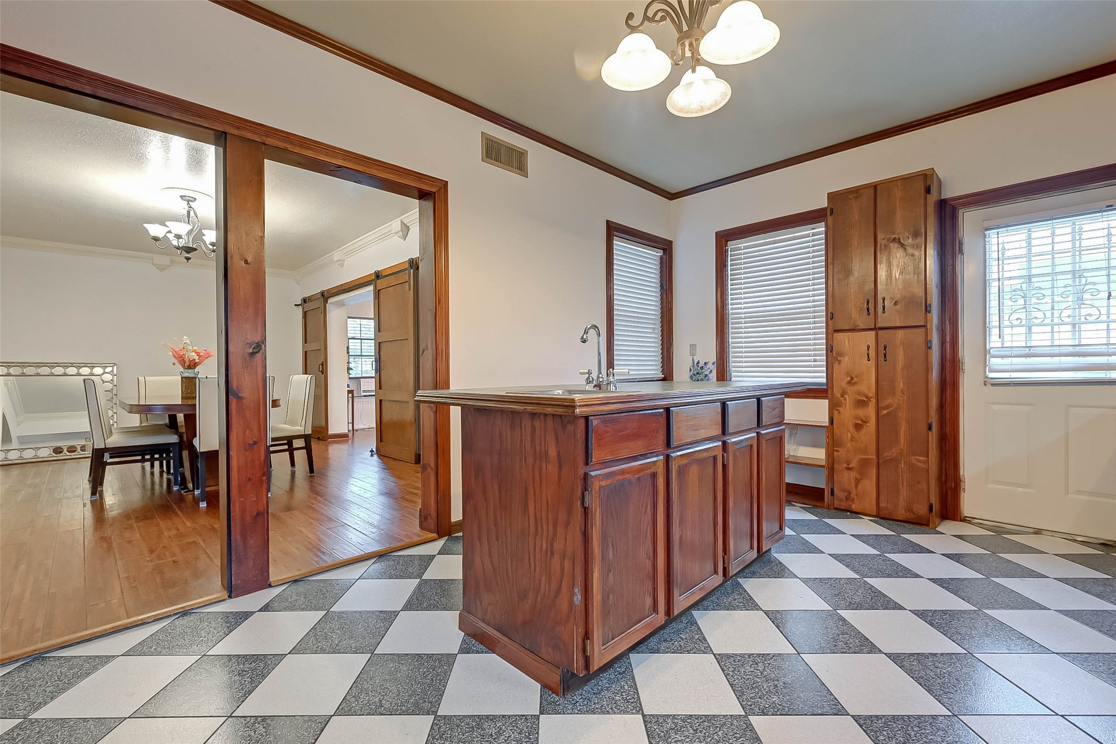 2412 Oakdale Street Property Photo 19