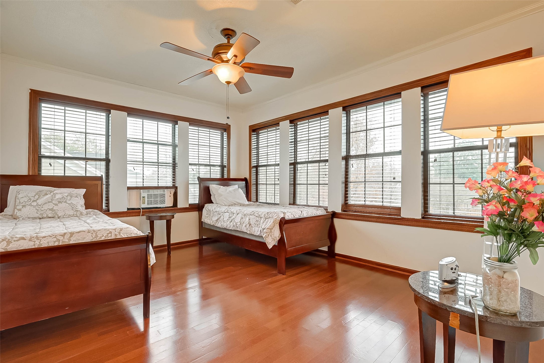 2412 Oakdale Street Property Photo 23