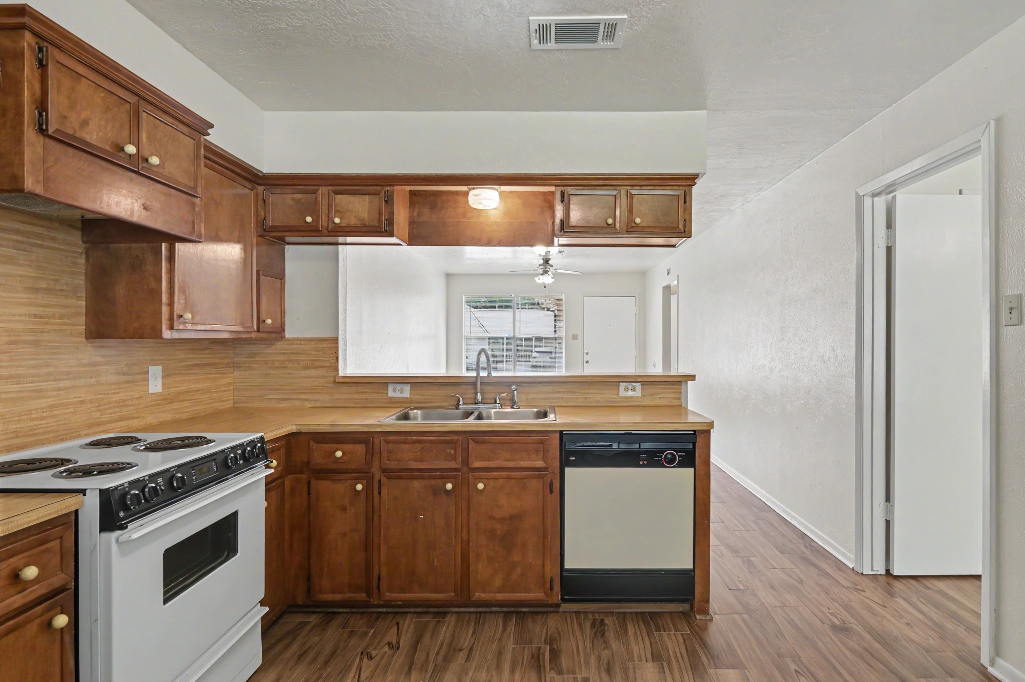 1605 Hazelwood Street B Property Photo 7