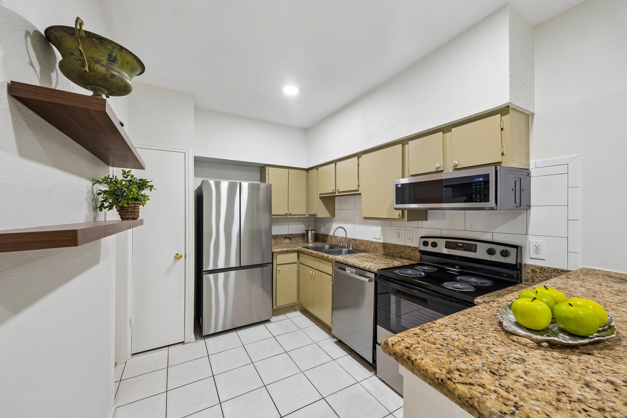 2100 Tanglewilde Street 529 Property Photo 4