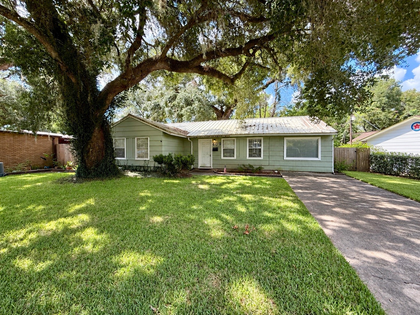 409 Oak Drive Property Photo 1