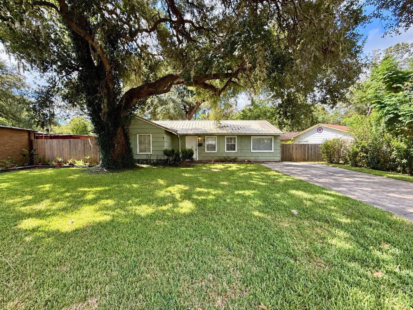 409 Oak Drive Property Photo 2