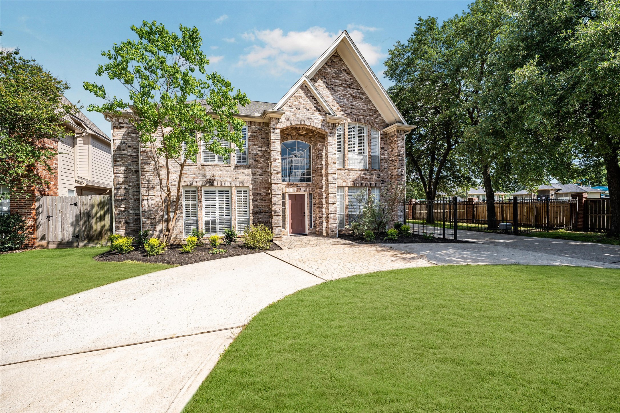 8002 Royal Crest Court Property Photo 1