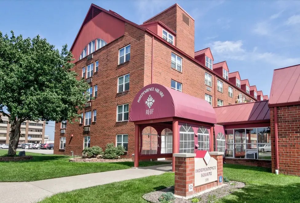 201 W Delaware St Property Photo 1