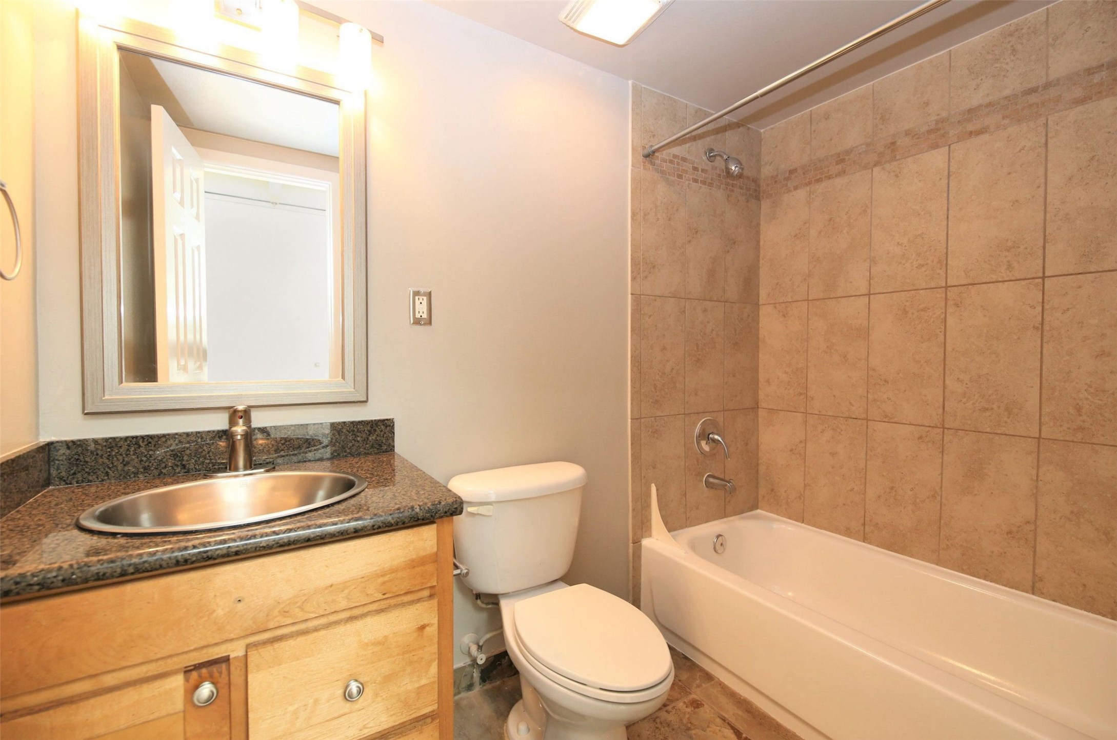 230 W Alabama 1105 Property Photo 13