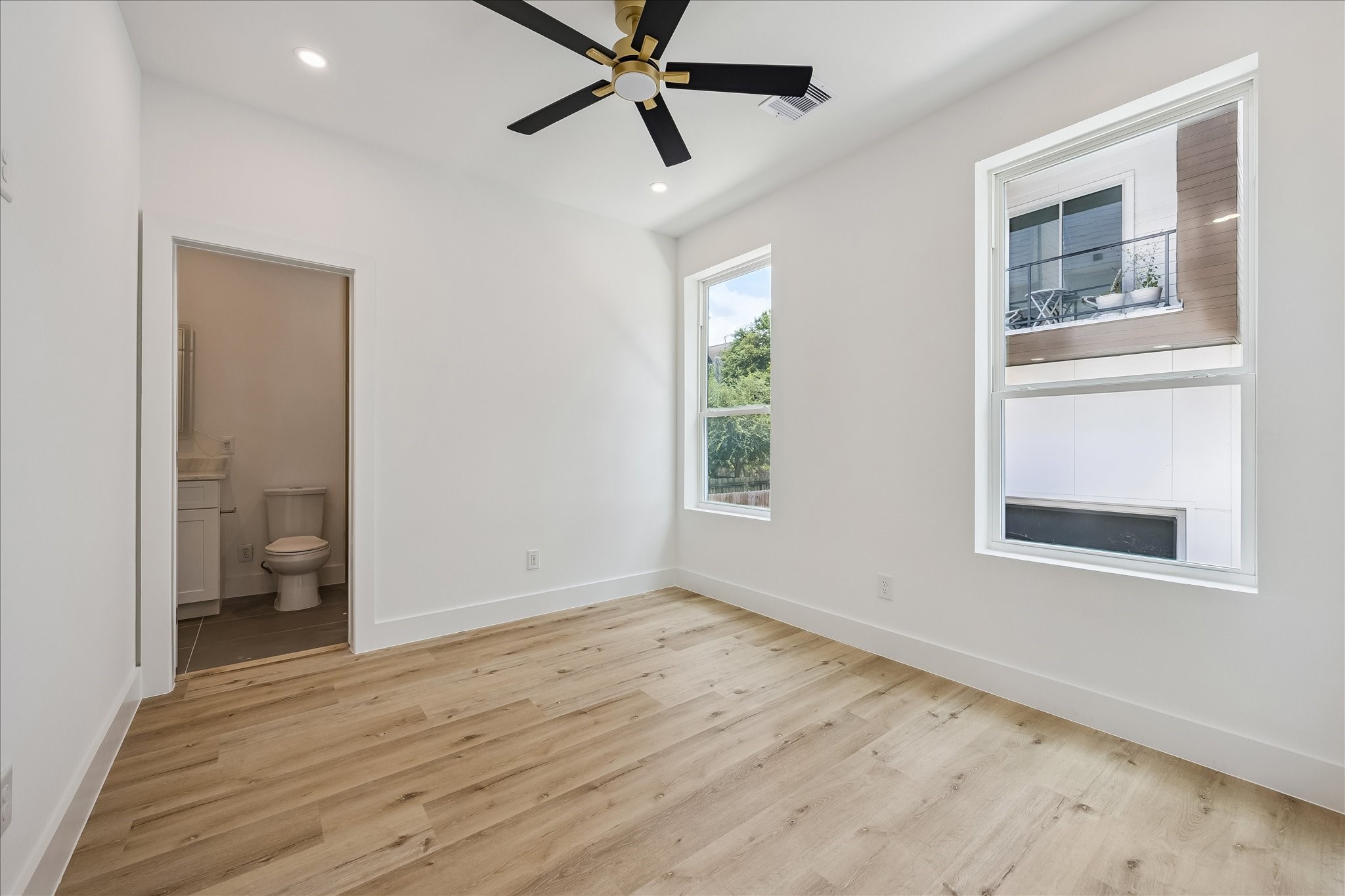 1034 W 17th St Street B Property Photo 13