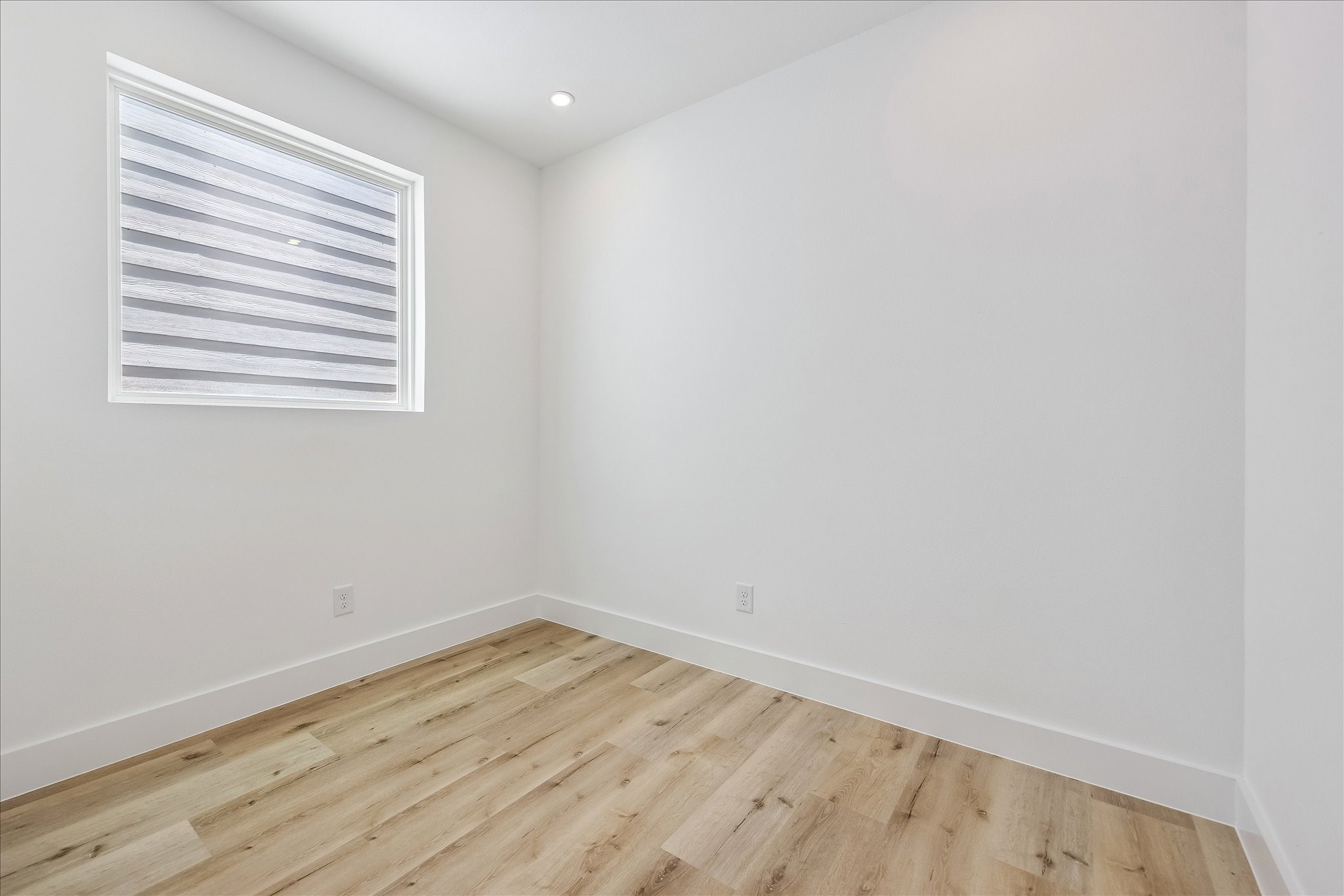 1034 W 17th St Street B Property Photo 16