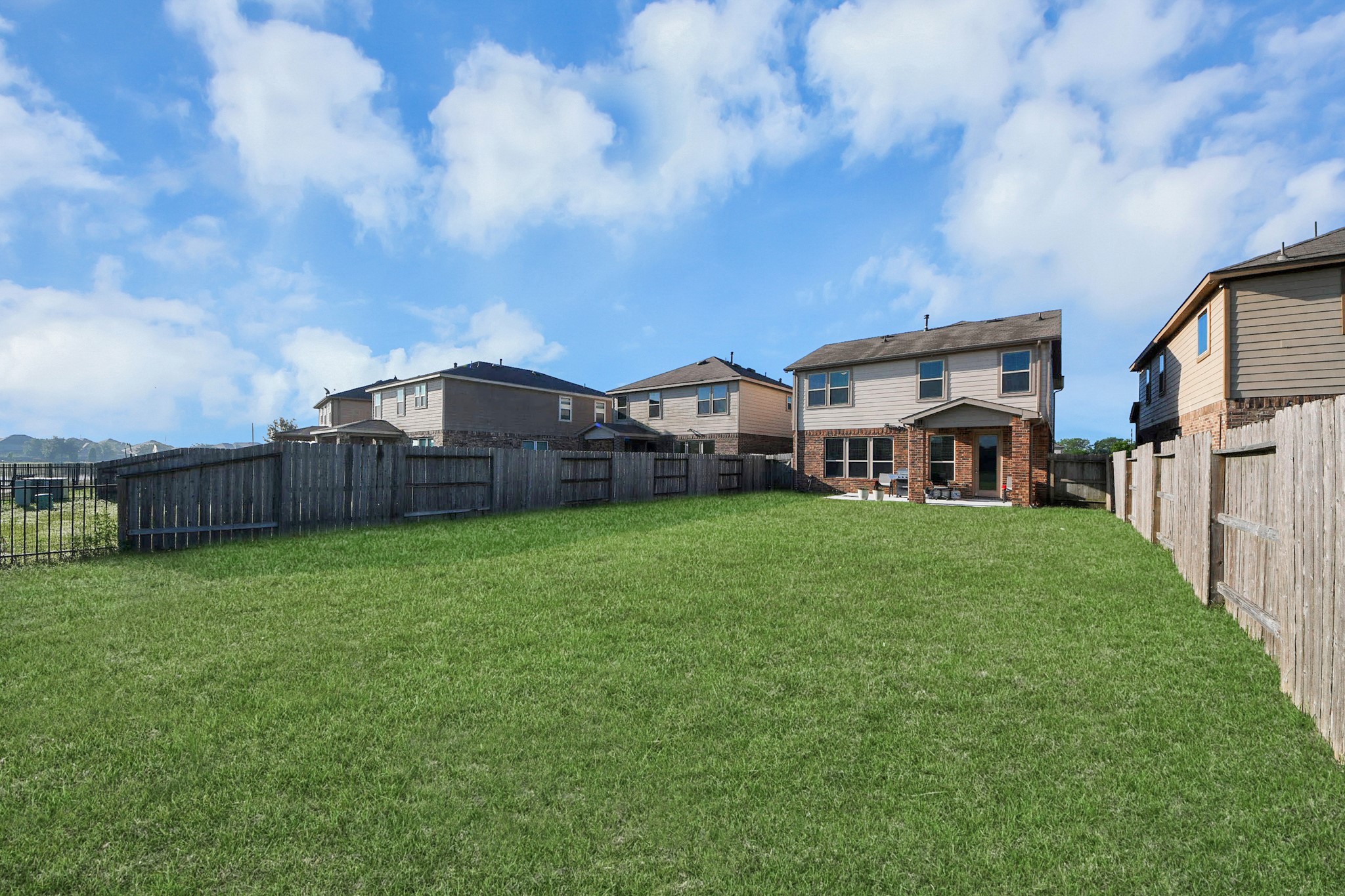 25118 Squire Knoll Street Property Photo 6