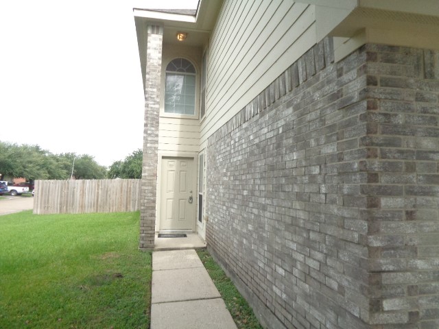 9503 Wyatt Oak Ln Property Photo 2