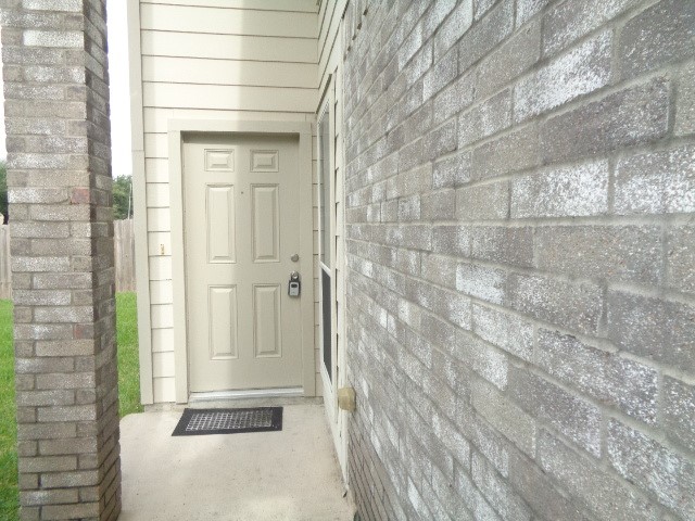 9503 Wyatt Oak Ln Property Photo 3