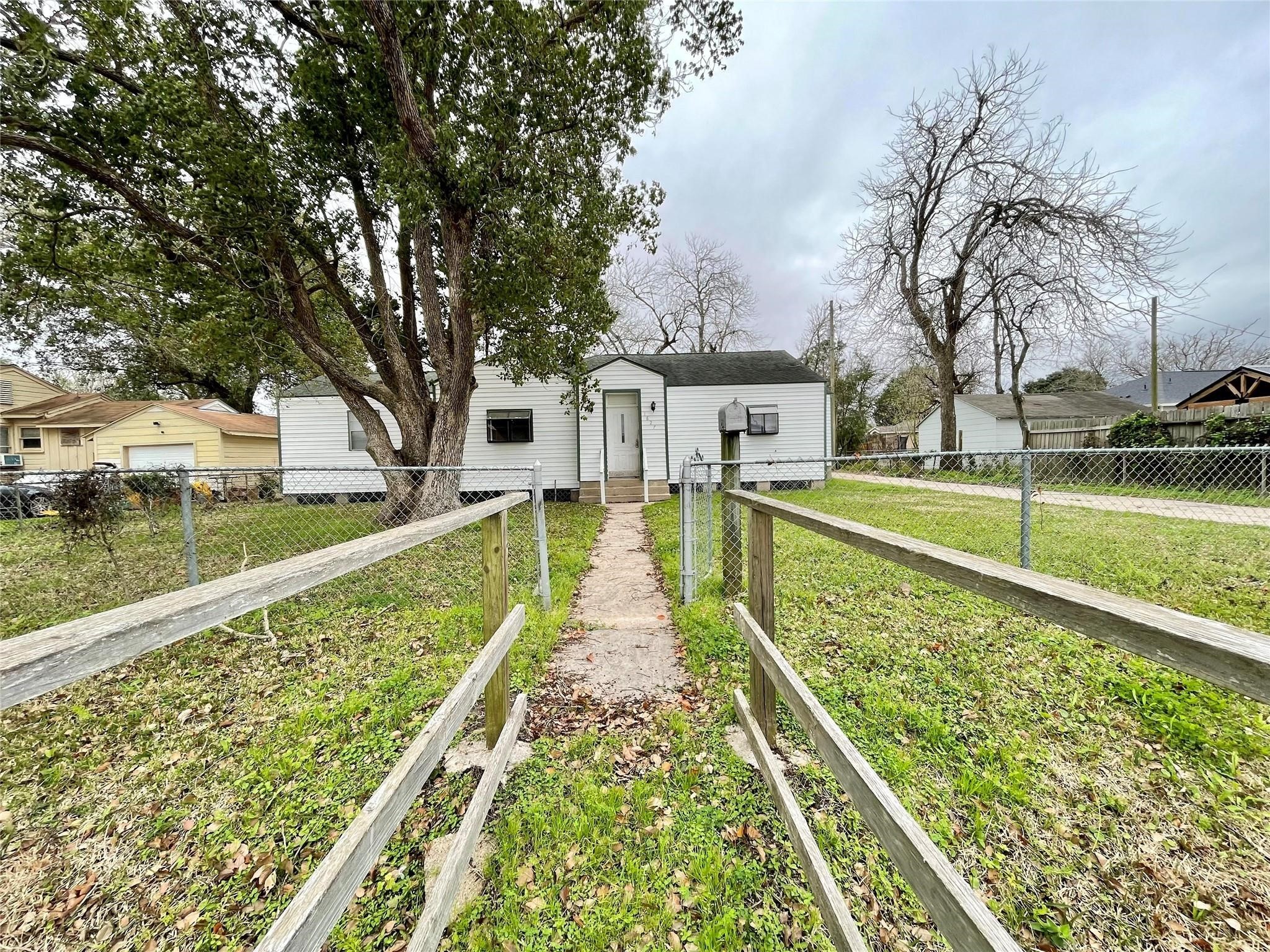 1827 Neuman Street Property Photo