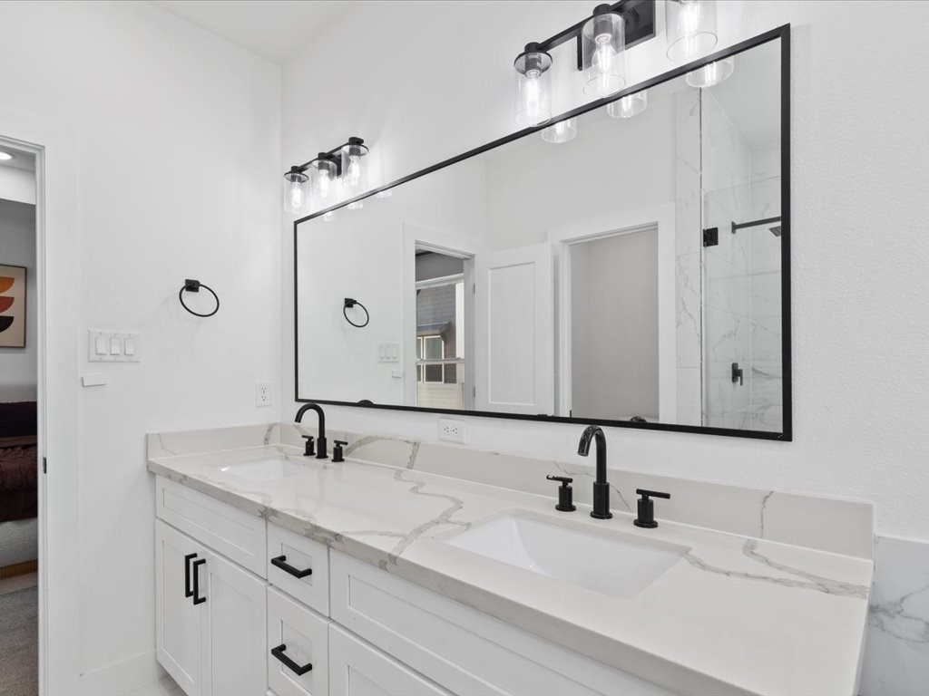3026 Live Oak Street Property Photo 4