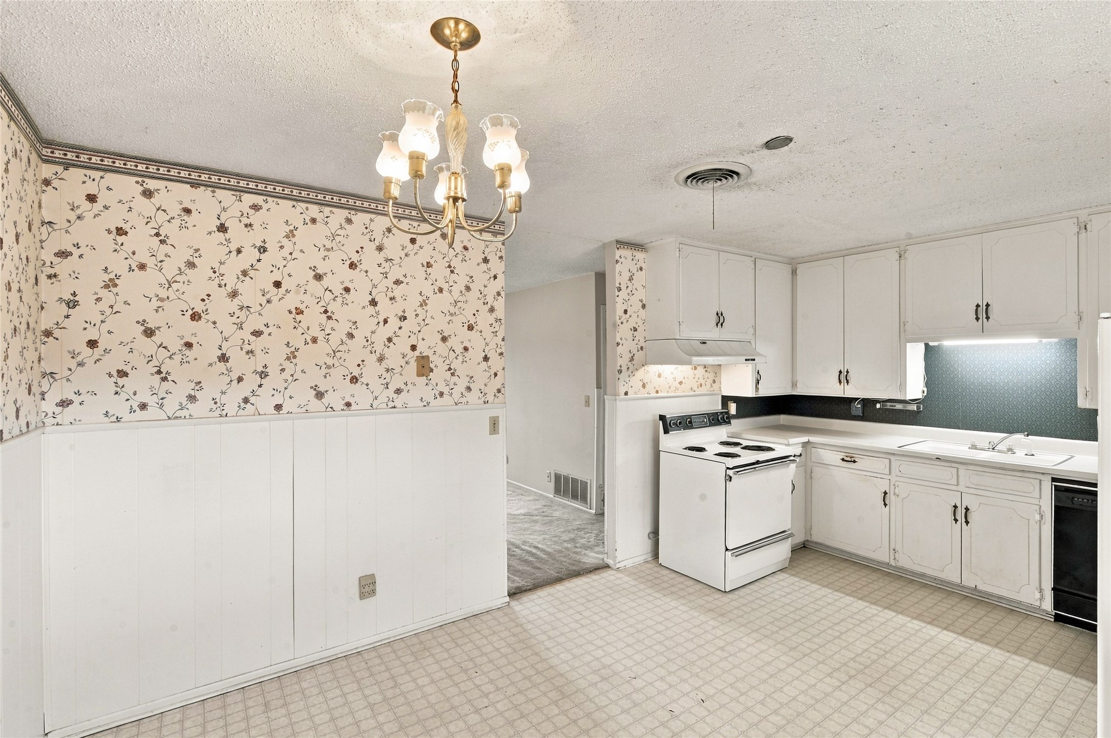 802 Ridgelea Drive Property Photo 9
