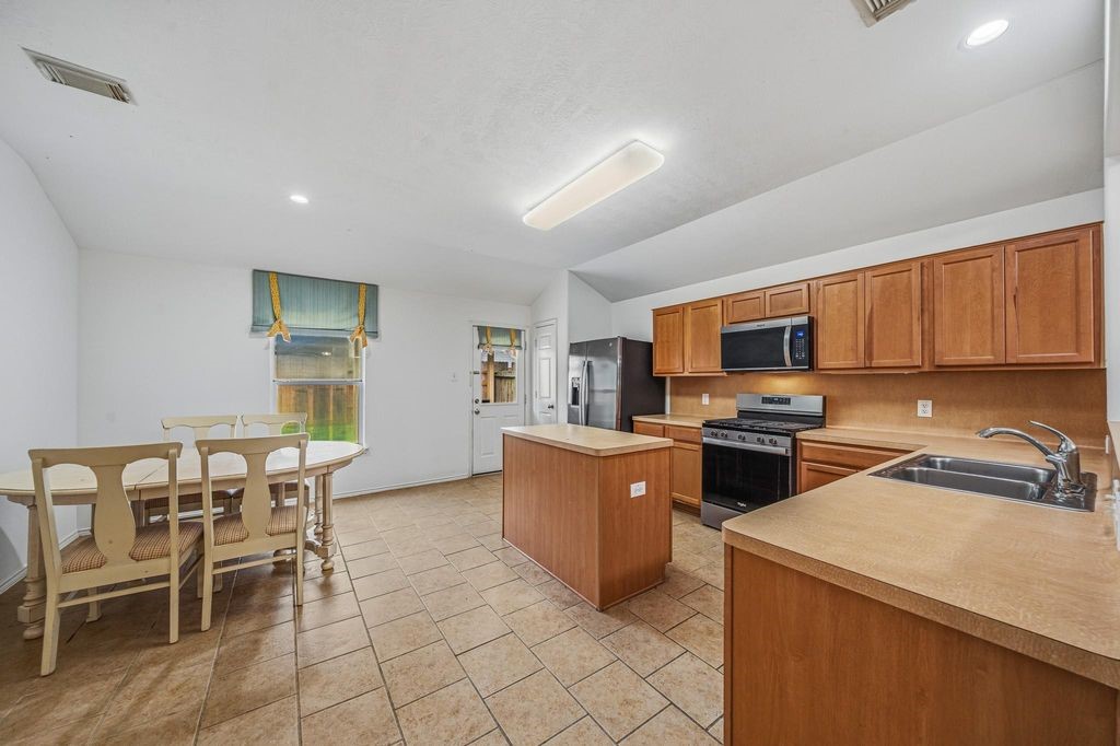 22327 Albee Drive Property Photo 11