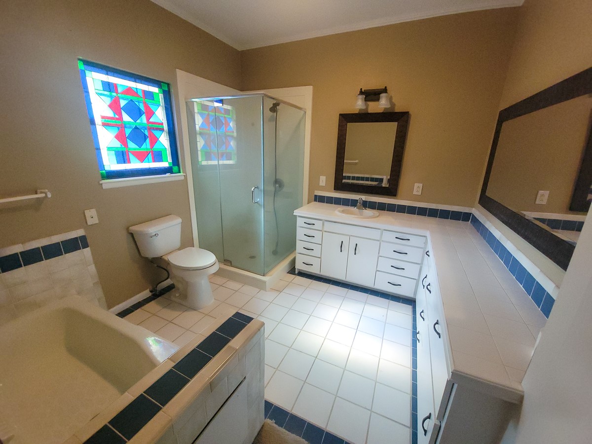 813 River Oaks Property Photo 6