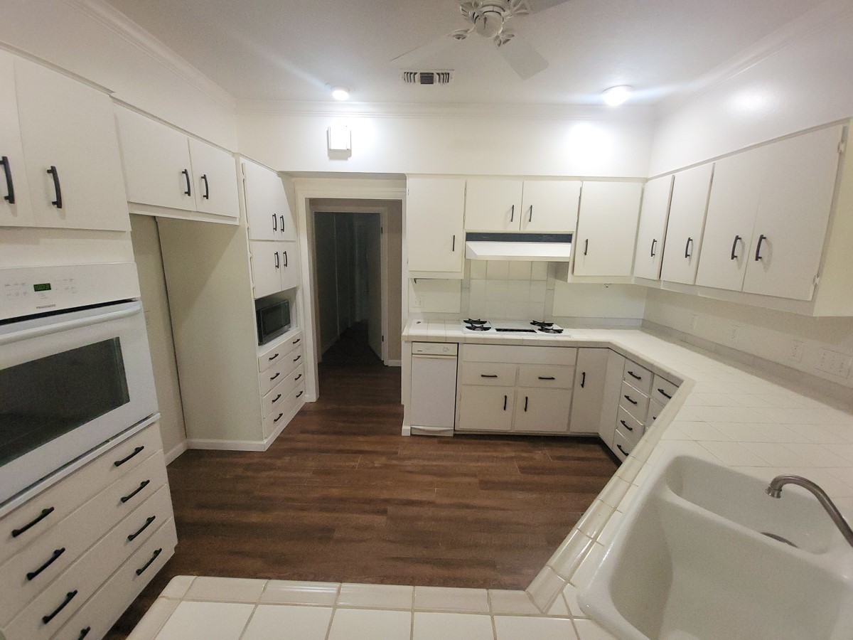 813 River Oaks Property Photo 8