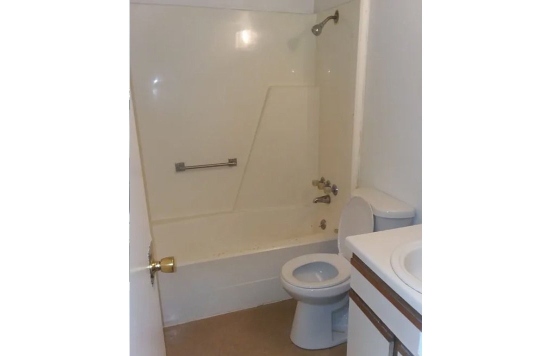208 Wells St Property Photo 2