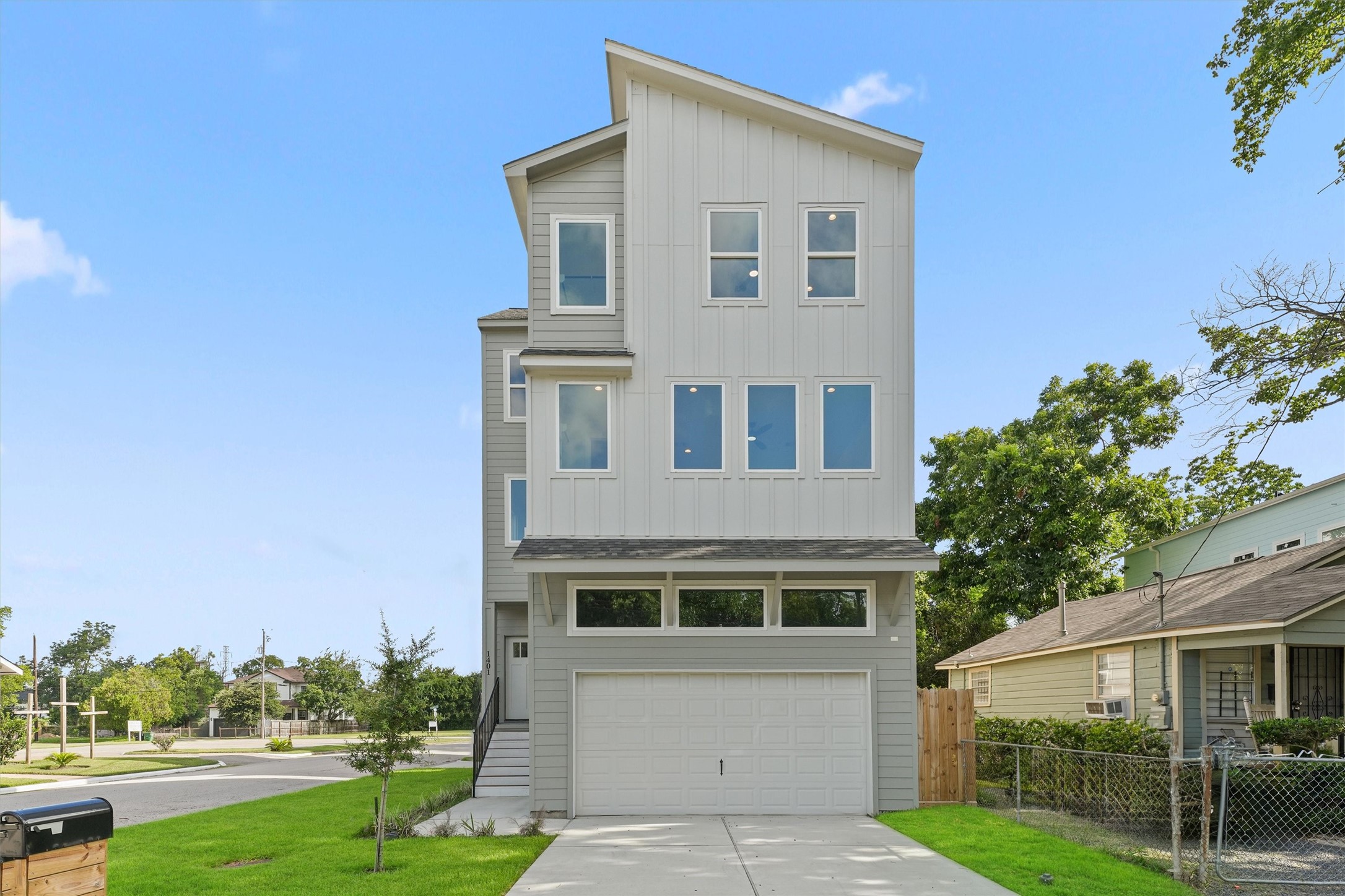 1401 E 33rd Street Property Photo