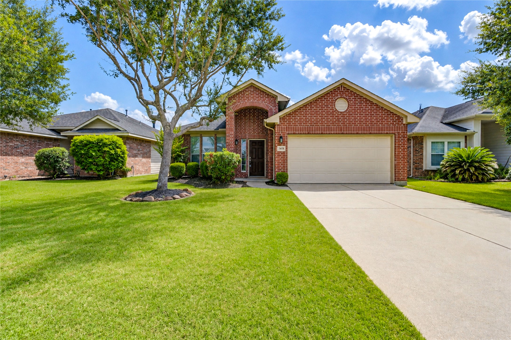 7419 Sabinal Creek Drive Property Photo 3