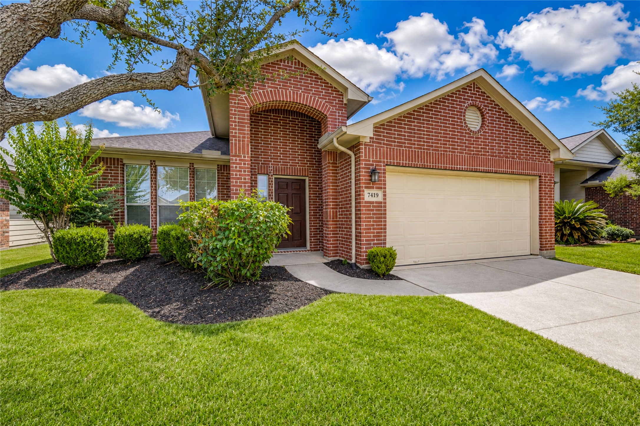 7419 Sabinal Creek Drive Property Photo 4
