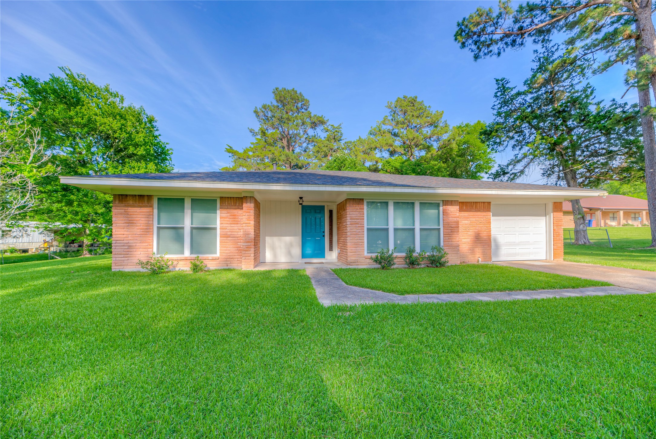 814 N Willis Avenue Property Photo 1