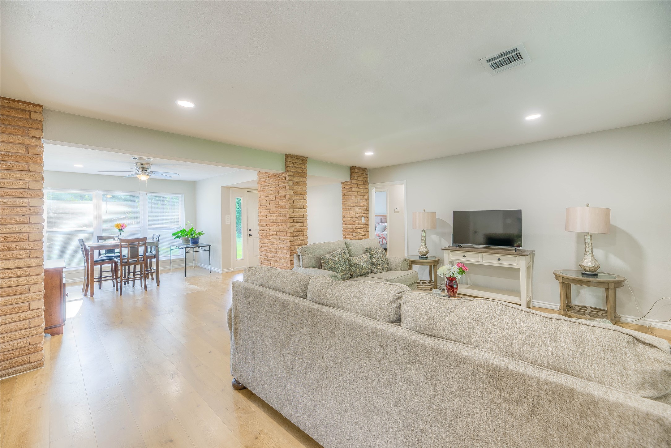 814 N Willis Avenue Property Photo 4